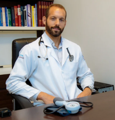 Dr. Henrique Grinberg, cardiologista, em seu consultório em São Paulo
